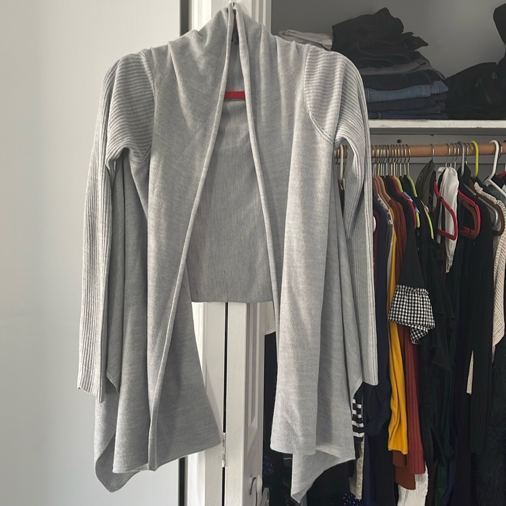 Daisy Fuentes light grey high low cardigan